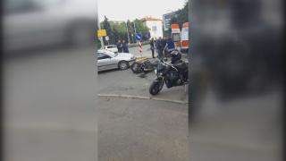 Меле на бул. "България"! Моторист пострада след удар с кола (СНИМКИ)