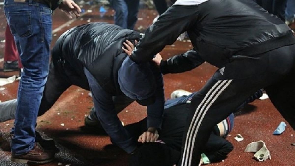 Жесток масов бой със столове между младежи на пъпа на София!