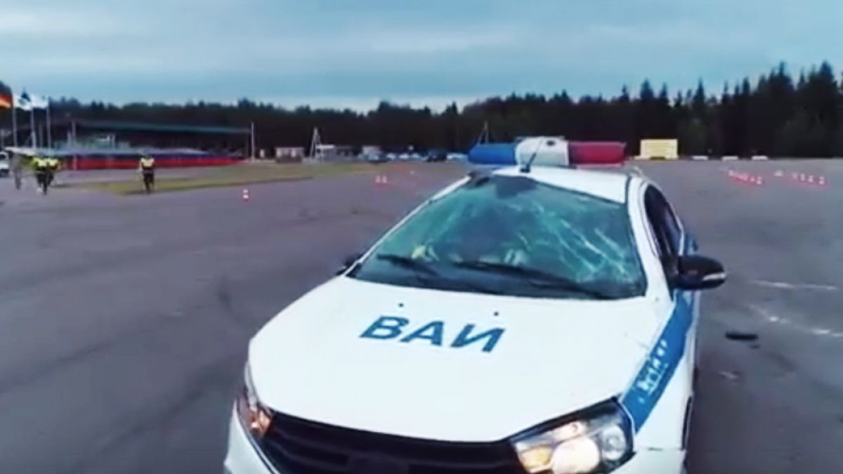 Полицаи с Лада пробваха да направят яка холивудска маневра, но всичко се обърка (ВИДЕО)