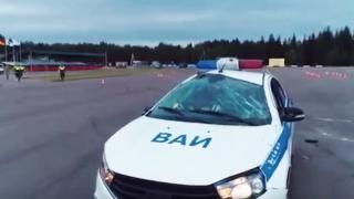 Полицаи с Лада пробваха да направят яка холивудска маневра, но всичко се обърка (ВИДЕО)