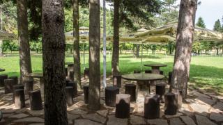 Табела в столично заведение взриви нета: Масата е към кафето. Ако не си клиент, а само да поседнеш... (СНИМКА)