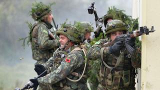 Напрежение на Балканите: Албанският президент изкара войската на улицата!