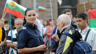 Помните ли полицайката Анна от „Нощта на белия автобус”? Не е за вярване какво се случва с красавицата 