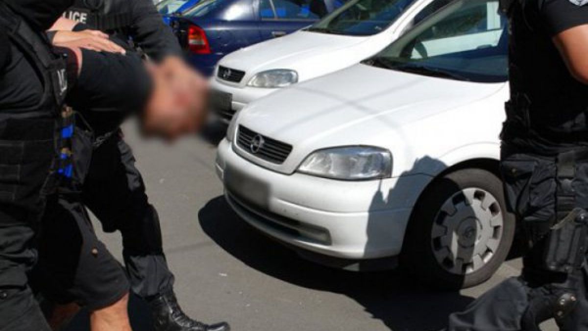 Бесен екшън в Слънчев бряг! Търговец на ментета удря ченге и му крещи: Като ти давам пари редовно  – вземаш ги, а сега...