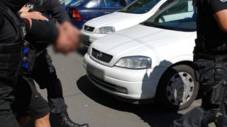Бесен екшън в Слънчев бряг! Търговец на ментета удря ченге и му крещи: Като ти давам пари редовно  – вземаш ги, а сега...