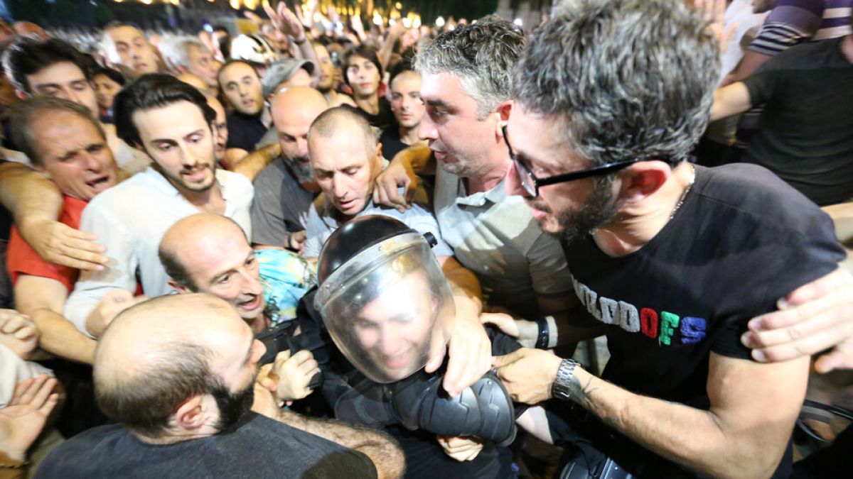 В Грузия вече наистина е страшно, ранените са 240