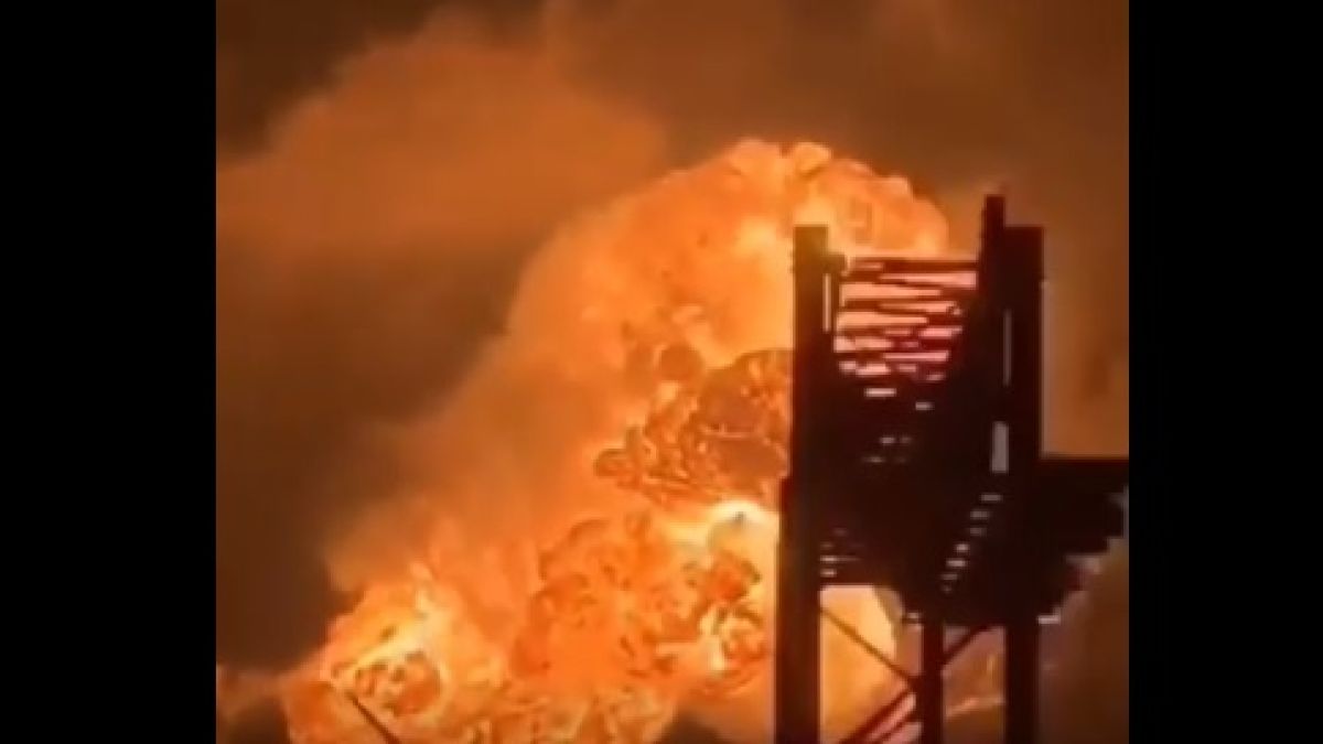 Мощен взрив във Филаделфия! Гори нефтен завод (ВИДЕО)