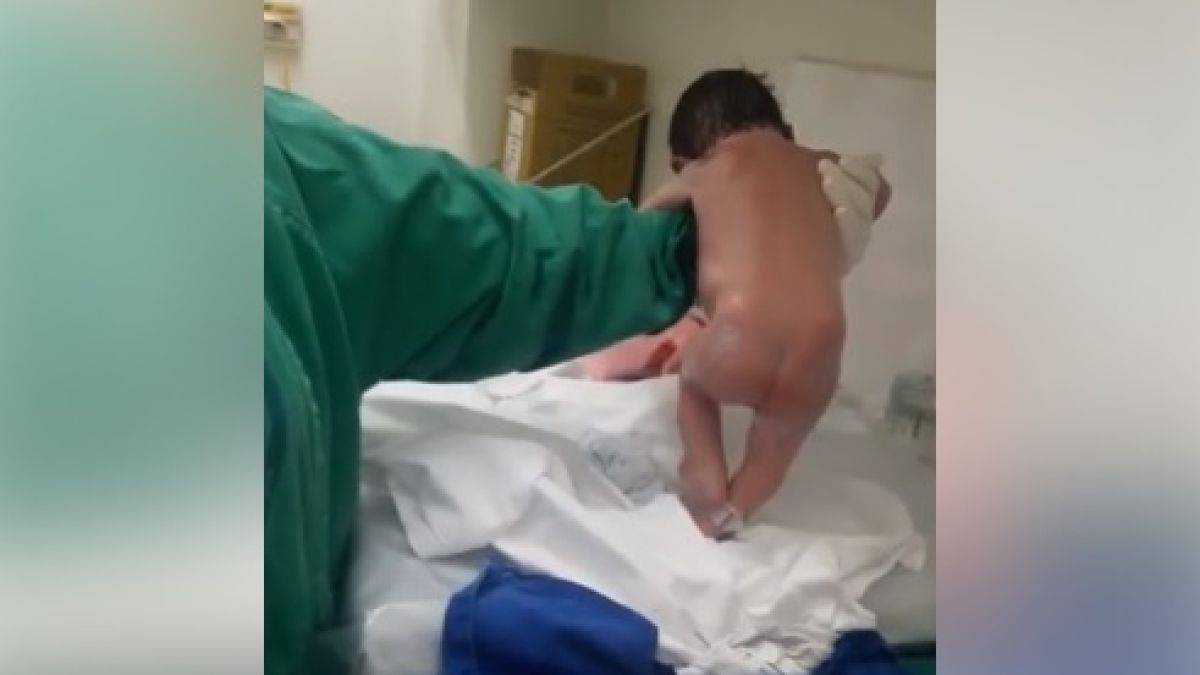 Невероятно! Бебе се роди и тръгна да ходи (ВИДЕО)