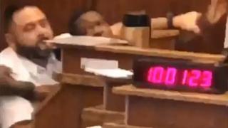 Гнусно: Престъпник в инвалидна количка се изака в съда, а после... (ВИДЕО)