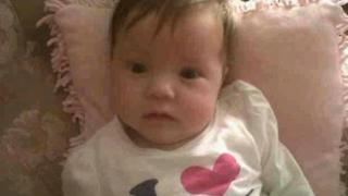 Чернокожа жена роди бяло, синеоко момиченце! Детето е очарователно (СНИМКИ)