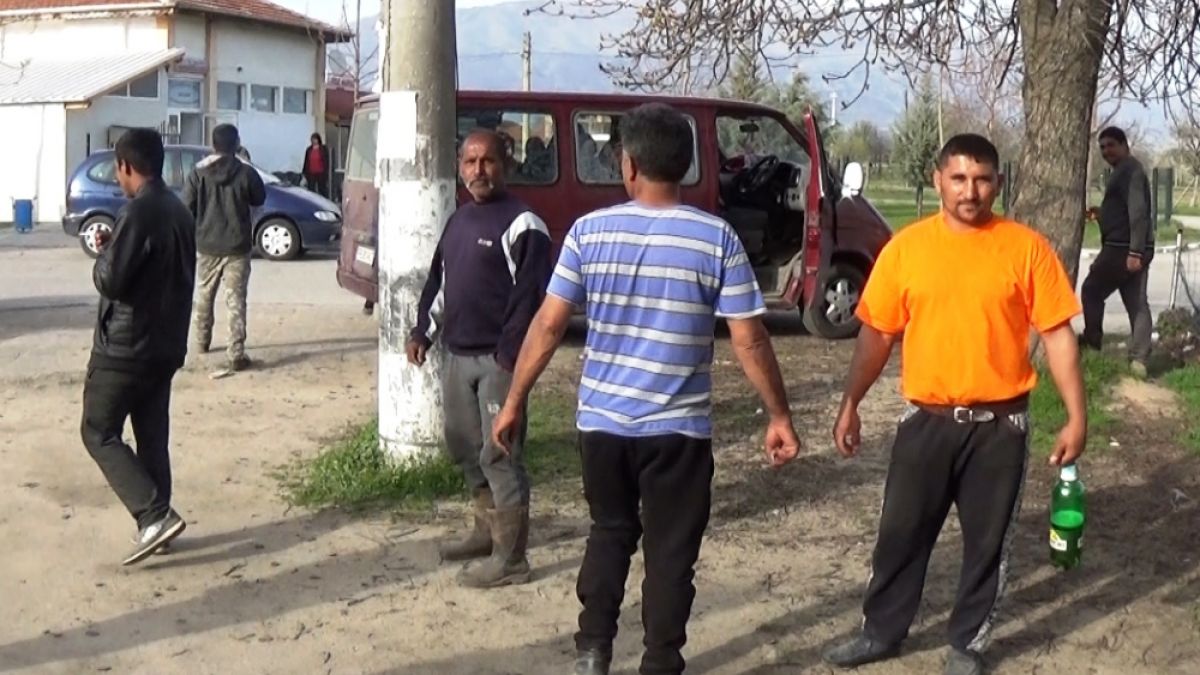 Извънредно в БЛИЦ! Страшен цигански екшън край Карлово, всички ченгета са накрак 