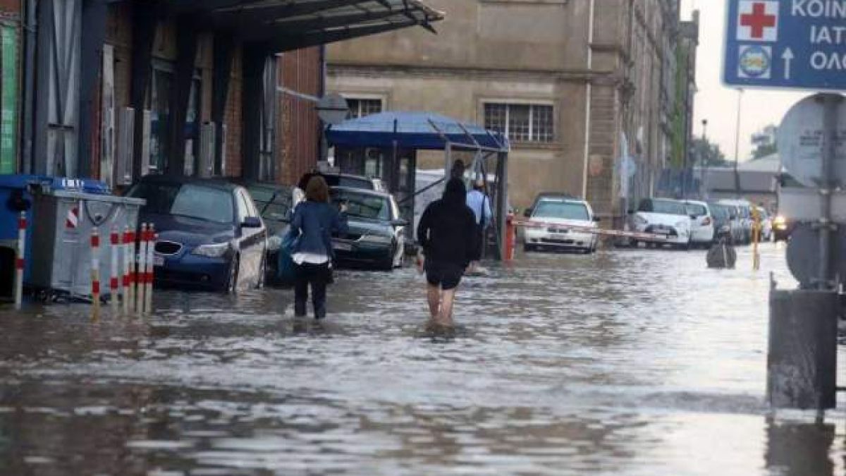 В Турция е страшно! Порои удавиха Терме, пропадат пътища
