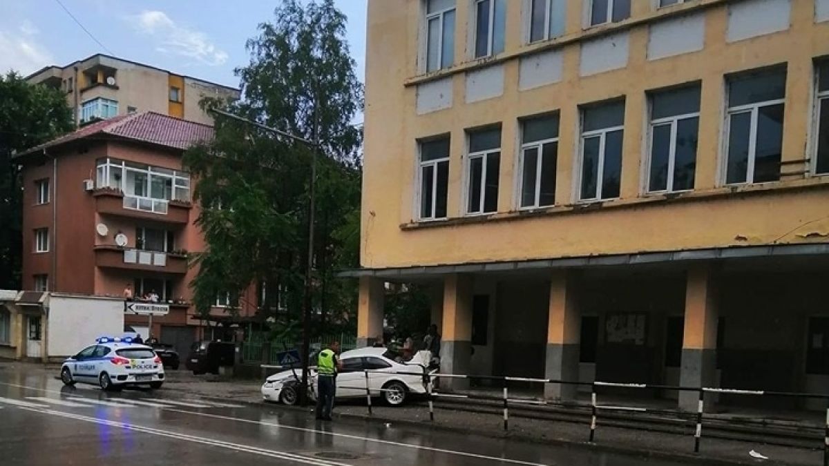 Млада шофьорка шашна с каскада в Монтана