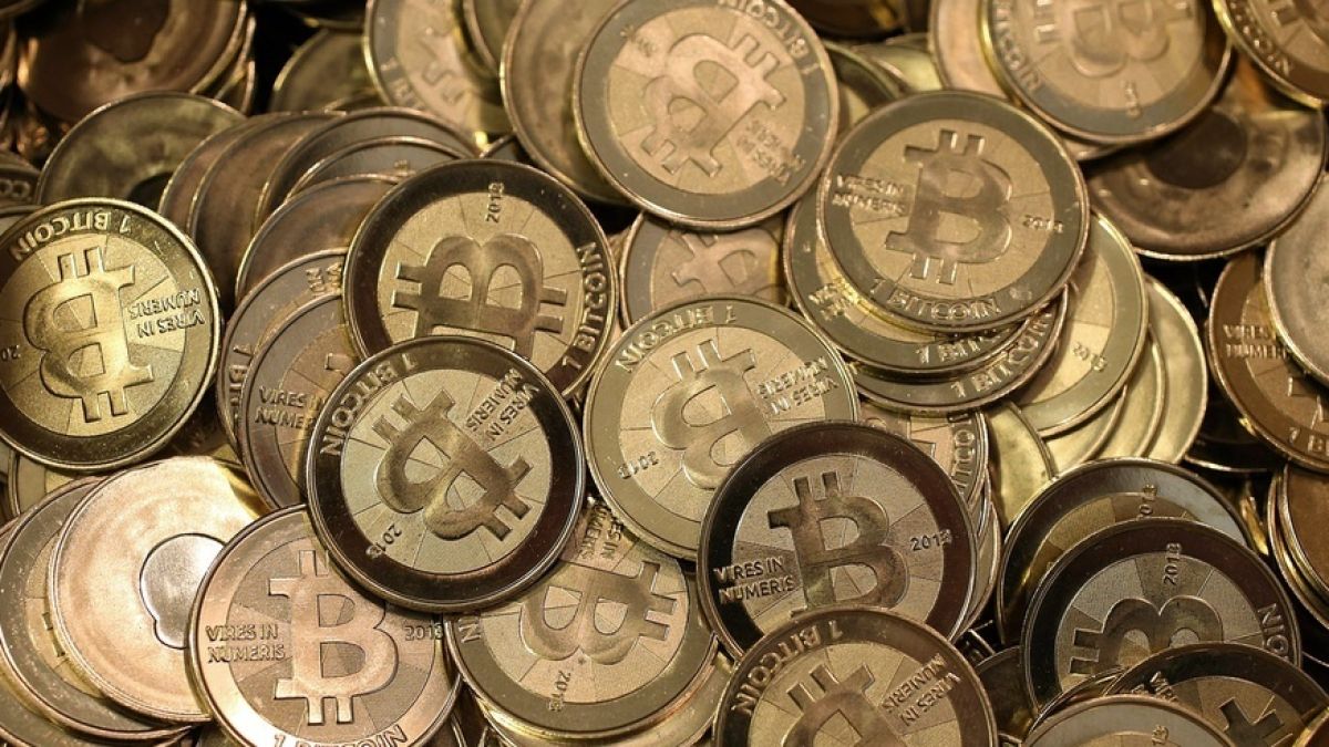 Курсът на биткойна излетя над $11000