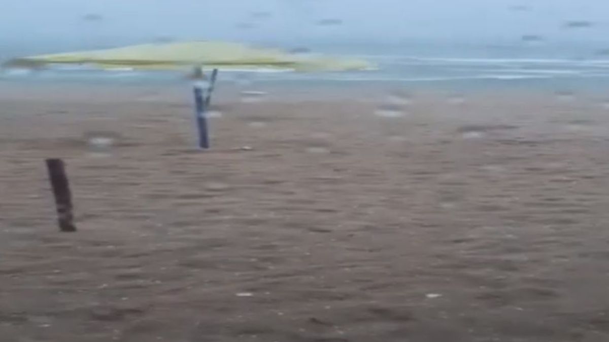 Чудо на природата: Изневиделица небето над плажа в Кранево причерня и... (ВИДЕО)