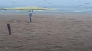 Чудо на природата: Изневиделица небето над плажа в Кранево причерня и... (ВИДЕО)