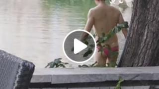 Само в БЛИЦ! Мъж с розова шапчица направи голяма простотия на пъпа на София (ВИДЕО)