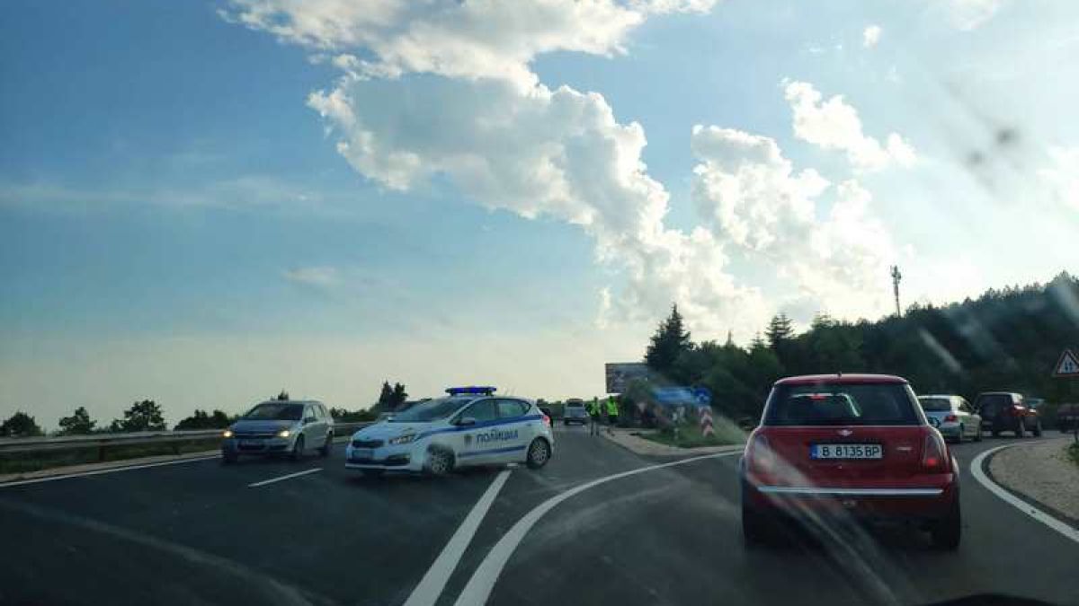 Адска тапа на "Хемус" край Девня след поредното меле на пътя (СНИМКИ)