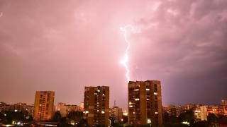 Първо в БЛИЦ: Уникални СНИМКИ и ВИДЕО от мощната буря тази нощ над София 