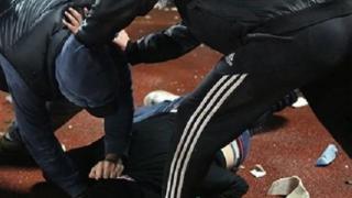 Брутален масов бой в Плевенско! Бутилки и камъни полетяха по полицаи