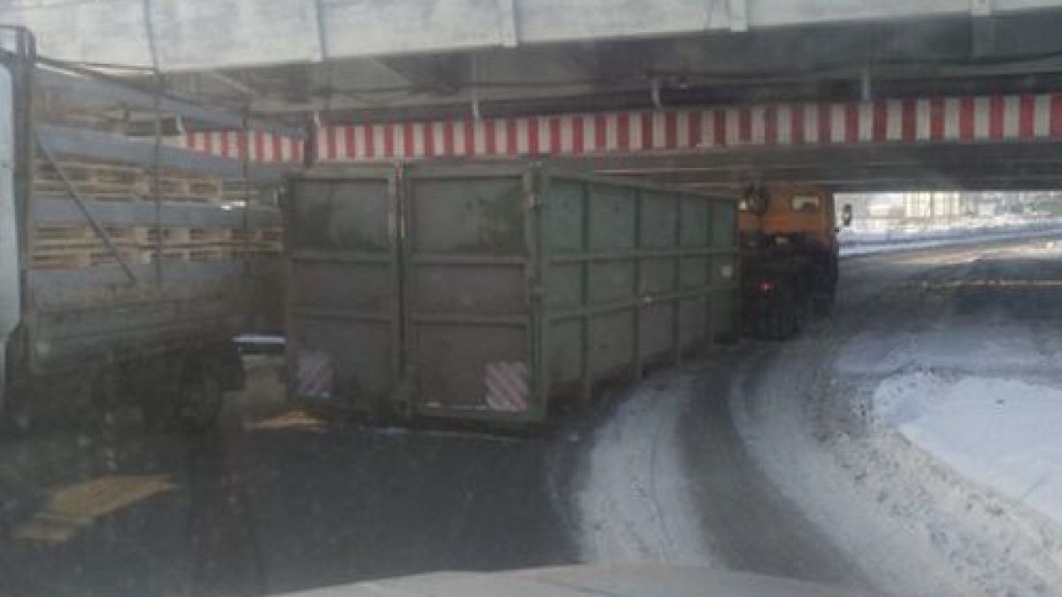 Десетки шофьори започнаха да псуват, след като минаха под този мост (СНИМКИ)