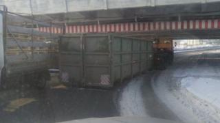 Десетки шофьори започнаха да псуват, след като минаха под този мост (СНИМКИ)