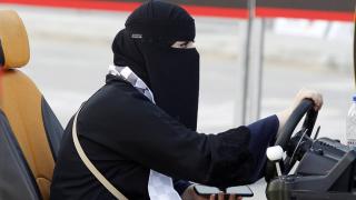 Какво се случва след разрешението на саудитките да шофират?