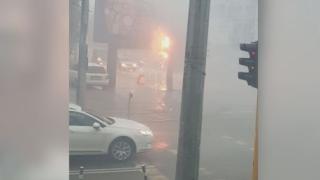 След като мълния удари трафопост, експерт обясни трябва ли да се плашим 