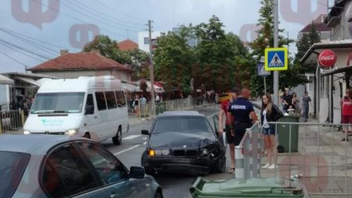 Черно БМВ се размаза брутално на пъпа на Обзор 