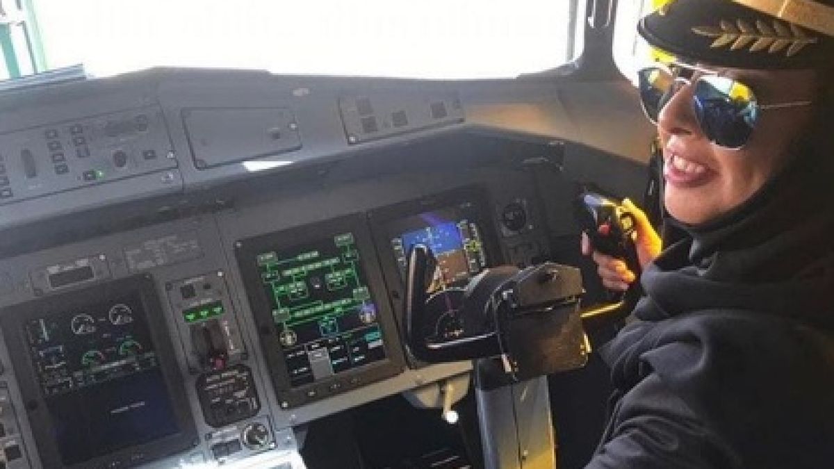 Разбулване: В Саудитска Арабия красавица стана за първи път командир на пътнически самолет 