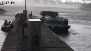 Злокобно ВИДЕО на торнадо, връхлетяло от летовници 