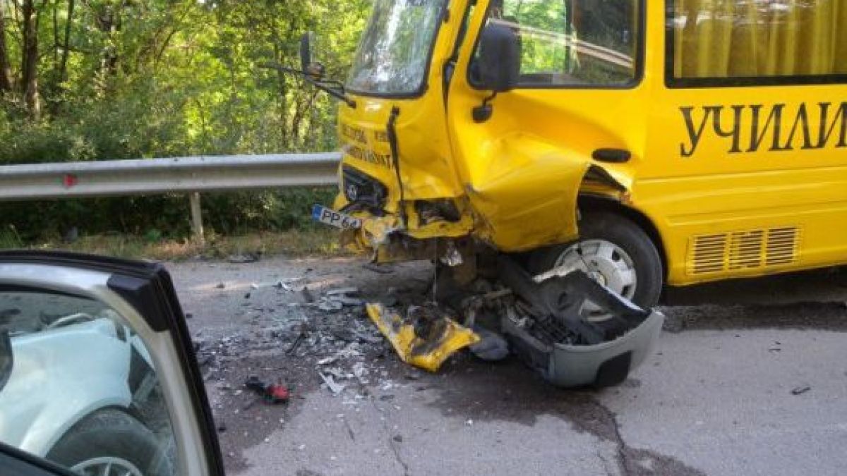 Ученици се връщаха от връх Ком, но се случи нещо ужасно с автобуса им!