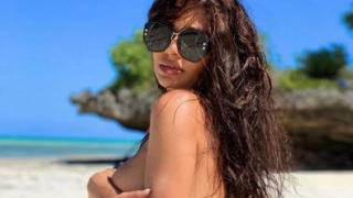 Сестрата на Николета се съблече и я засенчи с необятен бюст (СНИМКИ 18+)