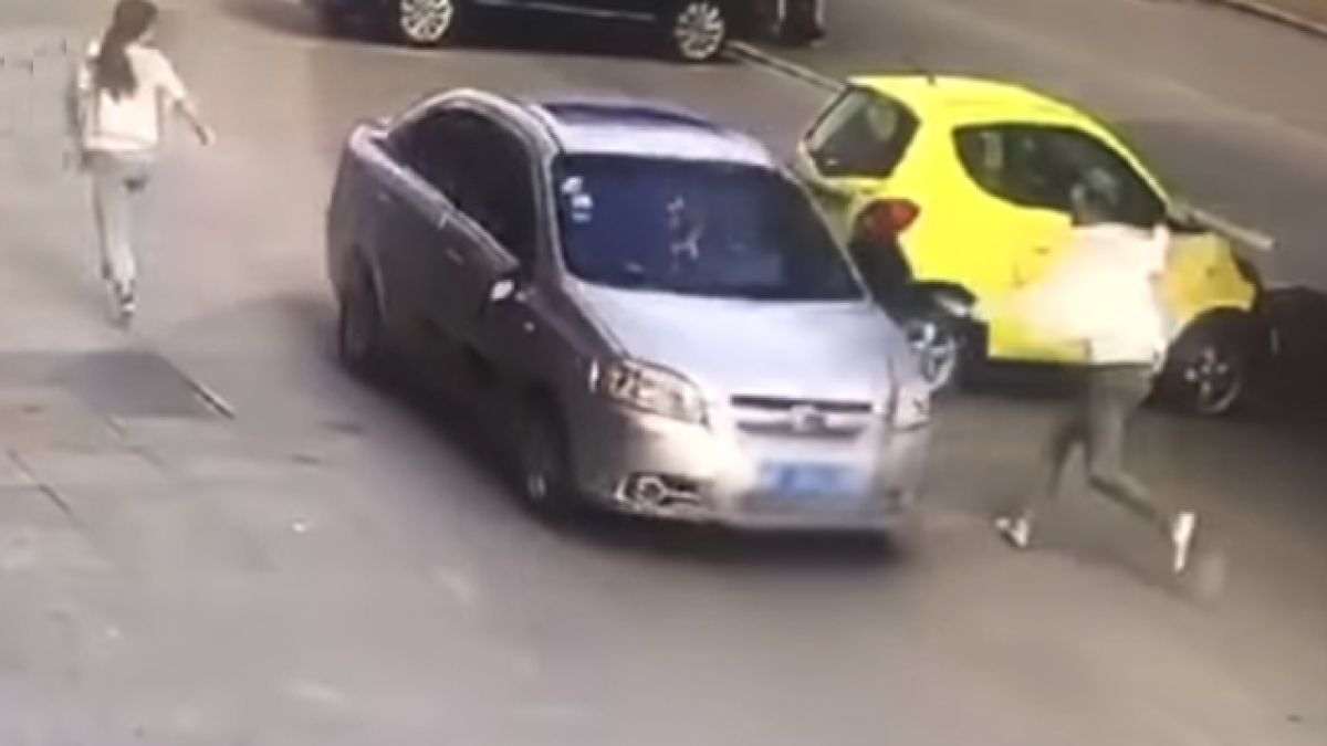 Страшен екшън! Мъж видя жена си да слиза от кола, хвана метална палка и... (ВИДЕО)