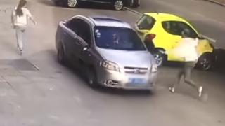 Страшен екшън! Мъж видя жена си да слиза от кола, хвана метална палка и... (ВИДЕО)