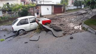Жители на Котел проговориха за кошмара: Асфалтът по улиците се надигаше и търкаляше, страшно е 