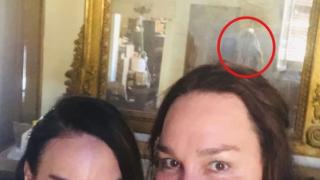 Радиоводеща си направи СНИМКА с приятелка, а когато я погледнаха по-внимателно, се вцепениха от ужас