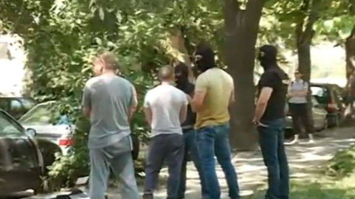 Млад полицай от 4-о Районно с белезници след акцията на СДВР, причината е... (ВИДЕО)