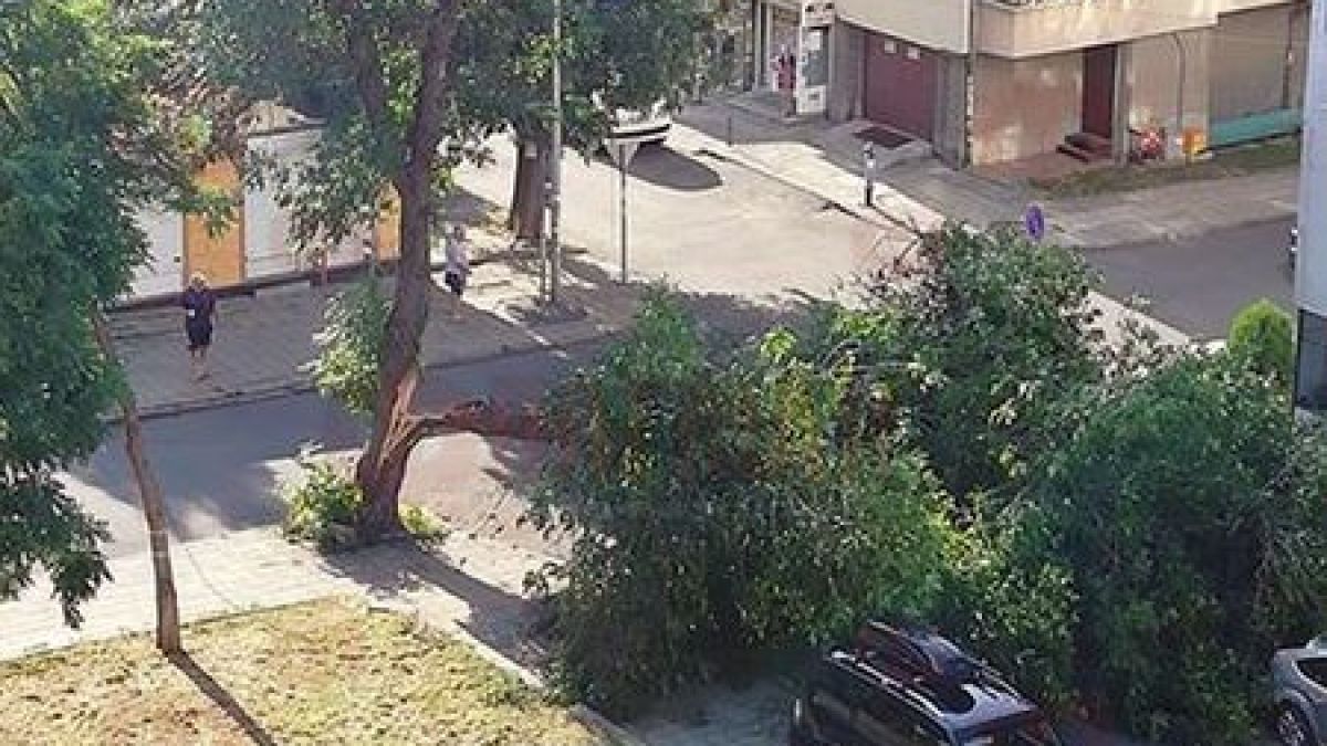 Гръм и трясък: Бургас на косъм от страшна трагедия тази заран