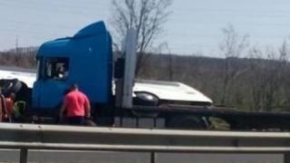 Шофьор на влекач загина по ужасяващ начин на "Тракия"