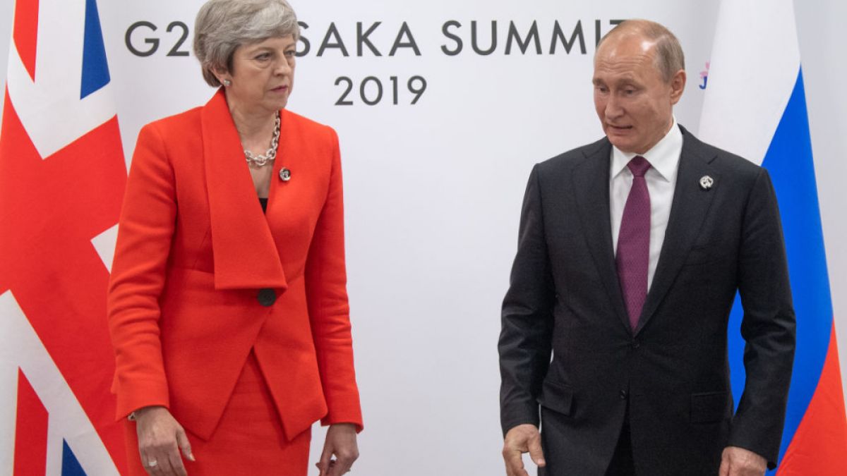 Само вижте физиономията на Тереза Мей, докато се ръкува с Путин (СНИМКИ/ВИДЕО)