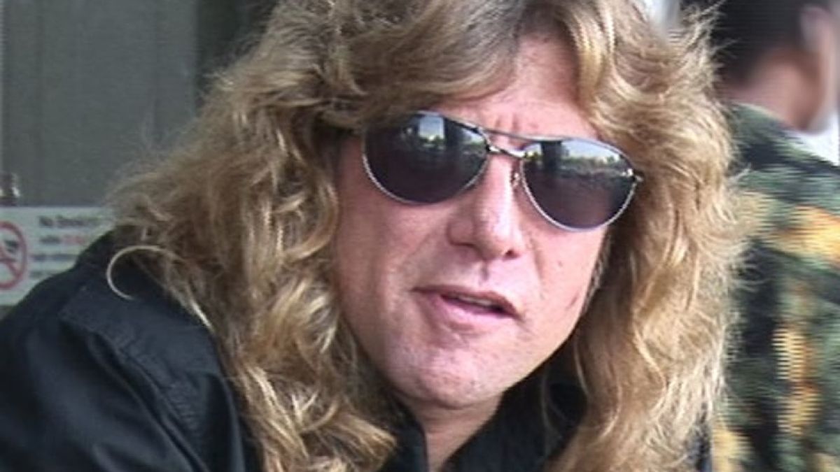 Барабанистът на Guns N' Roses е в болница, след като бе наръган с нож! 