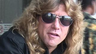 Барабанистът на Guns N' Roses е в болница, след като бе наръган с нож! 