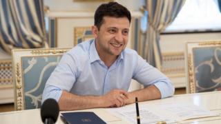 За него всичко е игра! Зеленски превърна новата конституция на Украйна в КОМИКС с изроди