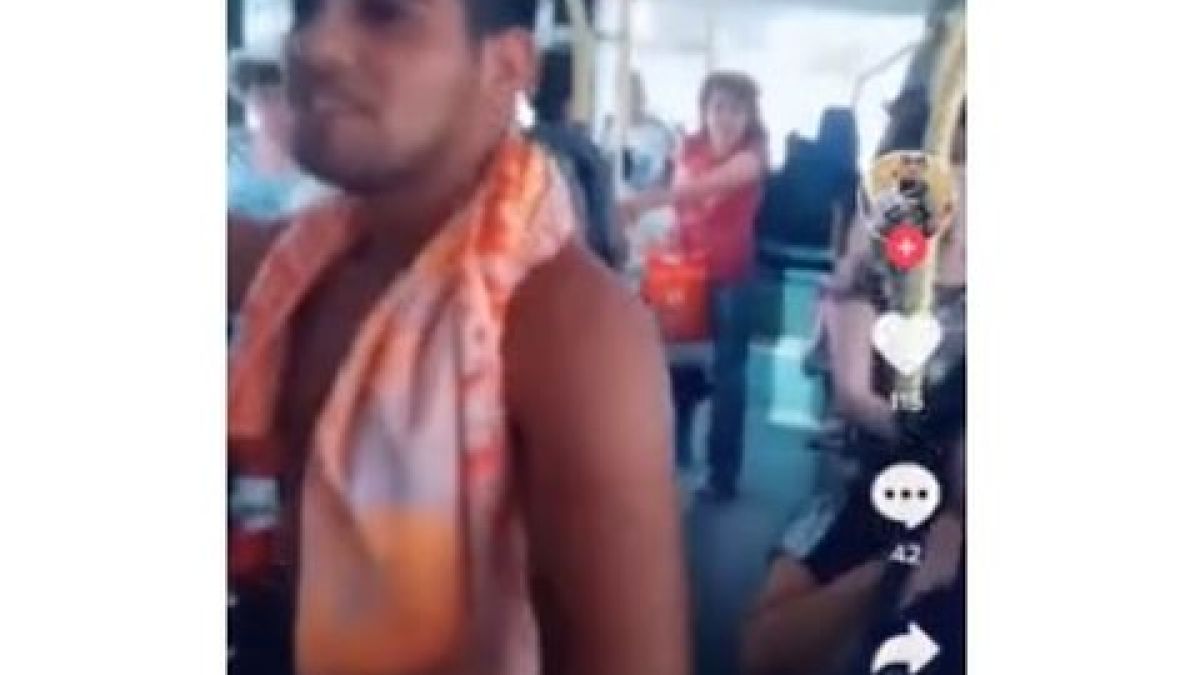 Цигани псуват и се заканват "да е*ат гяурите" в рейс, пълен с жени! (ВИДЕО)