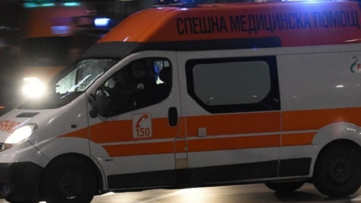 Кола с девойка и младеж се преобърна край Панчарево