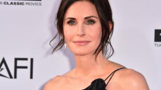 Моника от "Приятели" се съблече, показа голо тяло на 60 г. СНИМКА 18+