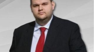 Някакви експерти по всичкология  на "Демократична България" откриха, че Пеевски им е крив 