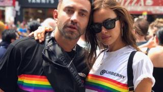 Под дъгата: Ирина Шейк в ултра къси шортички на гей парад (СНИМКИ/ВИДЕО)