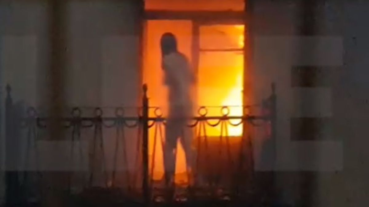 Зрелищно ВИДЕО! Пожарникар прикри с тялото си чисто голо момиче 